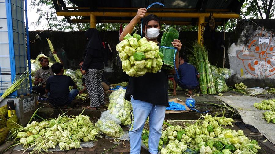 Pedagang Ketupat di Kebayoran Lama (CNBC Indonesa/Tri Susilo)