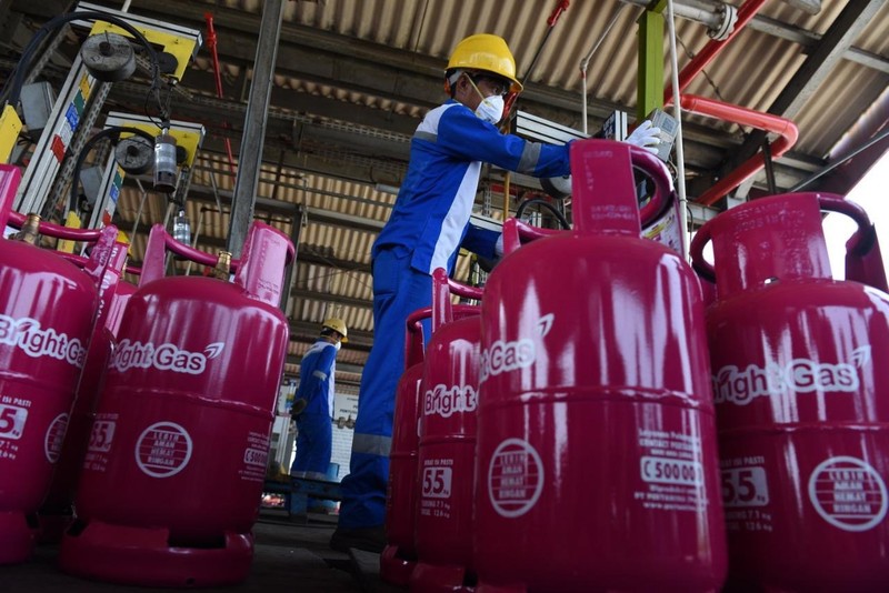 Penjualan Gas Yanto penjual gas eceran menyiapkan gas di rukonya di kawasan, Ciputat, Tangerang Selatan, Senin 3/1. Harga Gas LPG sejumlah ukuran naik. Sebelumnya Pertamina resmi menaikan gas elpiji sejak 25 Desember lalu. Pantauan CNBC Indonesia dilapangan, Bright gas 5 kg : Rp90 ribu dari Rp80 ribu.
Bright gas 12 kg: Rp175 Ribu dari Rp155 ribu. Gas tabung Biru 12kg : Rp175 ribu dari Rp155 ribu.
Gas 3 kg: Rp21 ribu blm naik.
Dilokasi yang berbeda Rosid selaku penjual gas juga mengatakan ada kenaikan. Gas tabung biru 12kg : dari Rp155 ribu naik Rp165 ribu
Gas tabung Pink 12kg : dari Rp160 naik menjadi Rp170 ribu.
Gas tabunh Pink 5kg : dari Rp75 ribu naik menjadi Rp80 ribu.
Gas 3kg : tidak naik tetap dengan hari Rp20 ribu. (CNBC Indonesia/ Muhammad Sabki)