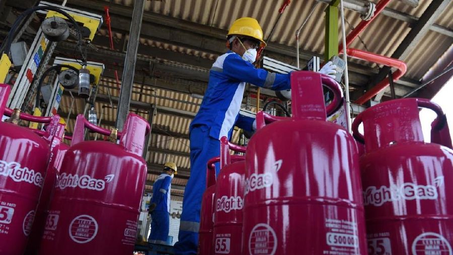 Yanto penjual gas eceran menyiapkan gas di rukonya di kawasan, Ciputat, Tangerang Selatan, Senin 3/1. Harga Gas LPG sejumlah ukuran naik. Sebelumnya Pertamina resmi menaikan gas elpiji sejak 25 Desember lalu. Pantauan վ dilapangan, Bright gas 5 kg : Rp90 ribu dari Rp80 ribu.
Bright gas 12 kg: Rp175 Ribu dari Rp155 ribu. Gas tabung Biru 12kg : Rp175 ribu dari Rp155 ribu.
Gas 3 kg: Rp21 ribu blm naik.
Dilokasi yang berbeda Rosid selaku penjual gas juga mengatakan ada kenaikan. Gas tabung biru 12kg : dari Rp155 ribu naik Rp165 ribu
Gas tabung Pink 12kg : dari Rp160 naik menjadi Rp170 ribu. 
Gas tabunh Pink 5kg : dari Rp75 ribu naik menjadi Rp80 ribu.
Gas 3kg : tidak naik tetap dengan hari Rp20 ribu.  (վ/ Muhammad Sabki)