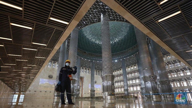 Petugas PLN mendeteksi kabel tegangan menengah bawah tanah di depan Masjid Istiqlal, Jakarta, Senin (10/5/2021). Jelang Hari Raya Idul Fitri 14421 H atau tahun 2021, PLN Unit Induk Distribusi Jakarta Raya melakukan siaga pasokan listrik di Ibukota dan sekitarnya pada tanggal 6-21 Mei 2021.  (CNBC Indonesia/Andrean Kristianto)