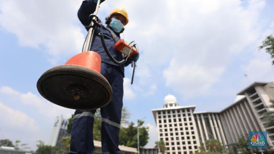 Petugas PLN mendeteksi kabel tegangan menengah bawah tanah di depan Masjid Istiqlal, Jakarta, Senin (10/5/2021). Jelang Hari Raya Idul Fitri 14421 H atau tahun 2021, PLN Unit Induk Distribusi Jakarta Raya melakukan siaga pasokan listrik di Ibukota dan sekitarnya pada tanggal 6-21 Mei 2021.  (CNBC Indonesia/Andrean Kristianto)