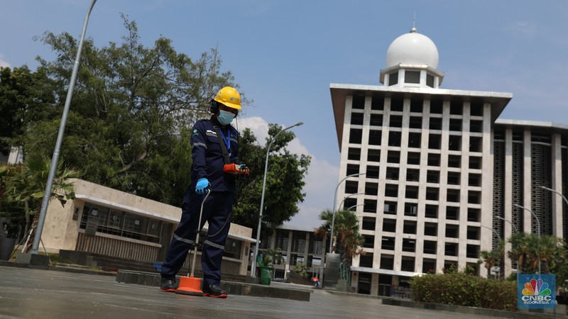 Pekerja beraktivitas di proyek revitalisasi Taman Mini Indonesia Indah (TMII) Jakarta Timur, Kamis (25/8/2022). Pemerintah mempercepat revitalisasi Taman Mini Indonesia Indah (TMII), objek wisata di Jakarta itu menjadi salah satu spot side event Konferensi Tingkat Tinggi (KTT) G20 di Bali pada bulan November 2022. (CNBC Indonesia/Tri Susilo)