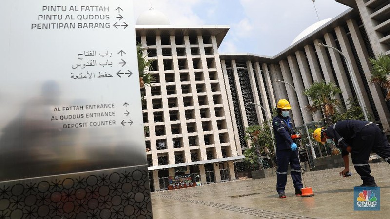 Petugas PLN mendeteksi kabel tegangan menengah bawah tanah di depan Masjid Istiqlal, Jakarta, Senin (10/5/2021). Jelang Hari Raya Idul Fitri 14421 H atau tahun 2021, PLN Unit Induk Distribusi Jakarta Raya melakukan siaga pasokan listrik di Ibukota dan sekitarnya pada tanggal 6-21 Mei 2021.  (CNBC Indonesia/Andrean Kristianto)