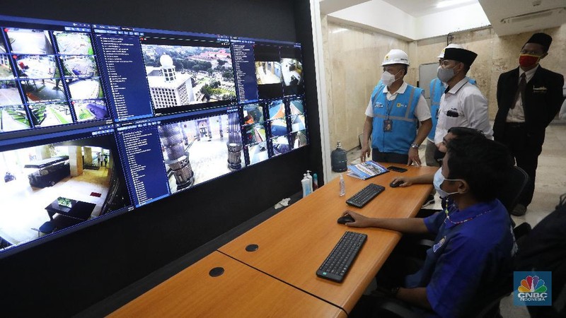 Petugas PLN mendeteksi kabel tegangan menengah bawah tanah di depan Masjid Istiqlal, Jakarta, Senin (10/5/2021). Jelang Hari Raya Idul Fitri 14421 H atau tahun 2021, PLN Unit Induk Distribusi Jakarta Raya melakukan siaga pasokan listrik di Ibukota dan sekitarnya pada tanggal 6-21 Mei 2021.  (CNBC Indonesia/Andrean Kristianto)