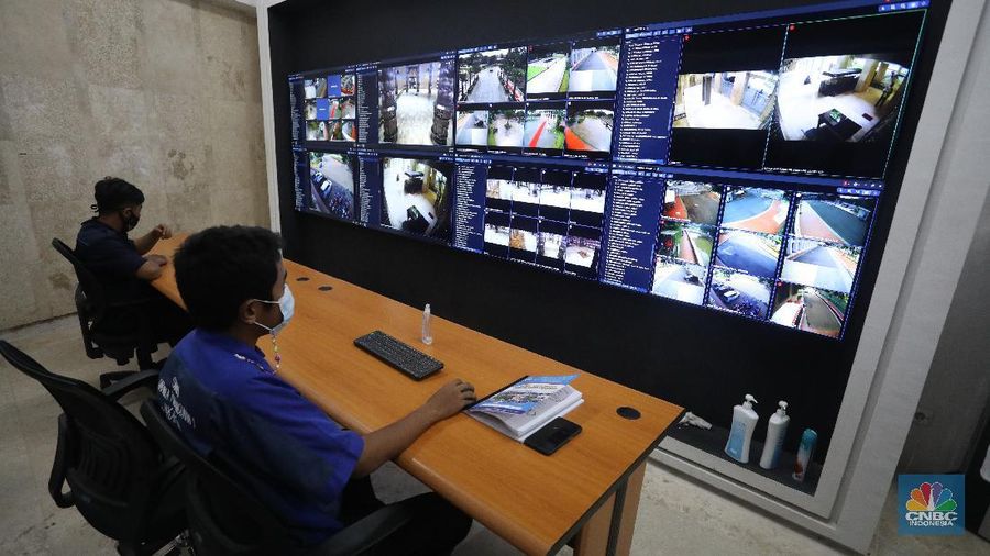 Petugas PLN mendeteksi kabel tegangan menengah bawah tanah di depan Masjid Istiqlal, Jakarta, Senin (10/5/2021). Jelang Hari Raya Idul Fitri 14421 H atau tahun 2021, PLN Unit Induk Distribusi Jakarta Raya melakukan siaga pasokan listrik di Ibukota dan sekitarnya pada tanggal 6-21 Mei 2021.  (CNBC Indonesia/Andrean Kristianto)