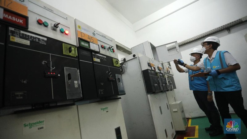 Petugas PLN mendeteksi kabel tegangan menengah bawah tanah di depan Masjid Istiqlal, Jakarta, Senin (10/5/2021). Jelang Hari Raya Idul Fitri 14421 H atau tahun 2021, PLN Unit Induk Distribusi Jakarta Raya melakukan siaga pasokan listrik di Ibukota dan sekitarnya pada tanggal 6-21 Mei 2021.  (CNBC Indonesia/Andrean Kristianto)