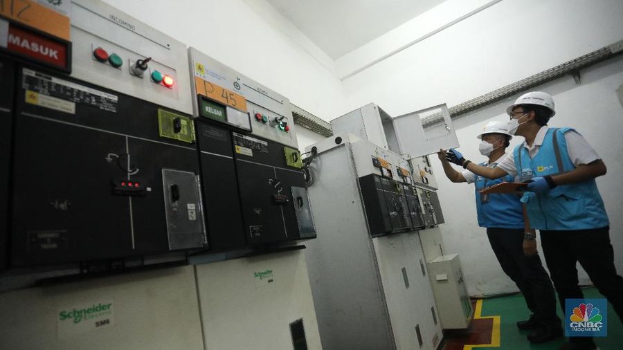 Petugas PLN mendeteksi kabel tegangan menengah bawah tanah di depan Masjid Istiqlal, Jakarta, Senin (10/5/2021). Jelang Hari Raya Idul Fitri 14421 H atau tahun 2021, PLN Unit Induk Distribusi Jakarta Raya melakukan siaga pasokan listrik di Ibukota dan sekitarnya pada tanggal 6-21 Mei 2021. (CNBC Indonesia/Andrean Kristianto)