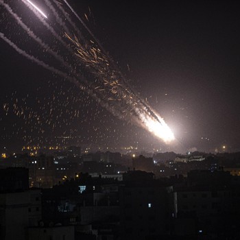 Bak Meteor Jatuh, Melihat Serangan Roket di Langit Gaza