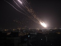 Bak Meteor Jatuh, Melihat Serangan Roket di Langit Gaza
