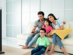 10 Film Komedi Indonesia untuk Ditonton Bareng Keluarga