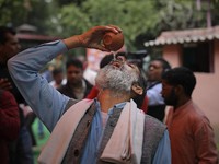 Waduh! Orang India Minum Urin Sapi demi Tangkal Covid-19