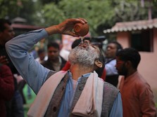 Pria Ini Nekat Minum 'Air Kencing' Setiap Hari, Ini Efeknya