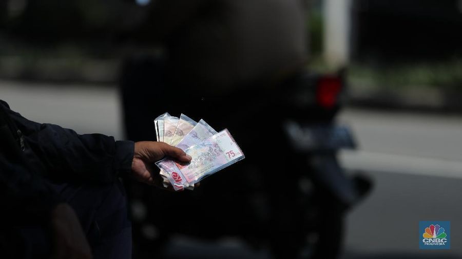 Jelang Lebaran, Penukaran Uang Pecahan  Rupiah Kecil Baru Mulai Ramai (CNBC Indonesia/Tri Susilo)