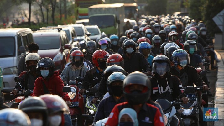kemacetan di pos penyekatan, Jalur Pantura Kedung Waringin, perbatasan Kabupaten Bekasi-Karawang, Senin (10/5/2021).  Dari data yang didpat dari jam 8.00 wib hingga 15.00 wib sebayak 512 kendaraan yang telah diputar balik.  (CNBC Indonesia/Andrean Kristianto)