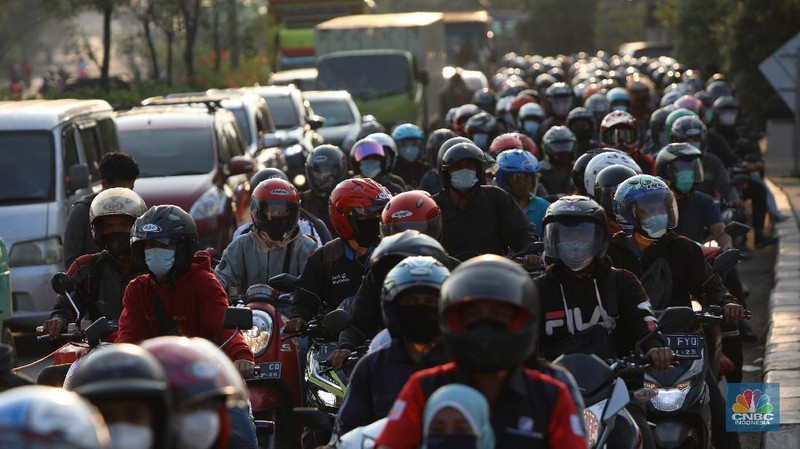 kemacetan di pos penyekatan, Jalur Pantura Kedung Waringin, perbatasan Kabupaten Bekasi-Karawang, Senin (10/5/2021).  Dari data yang didpat dari jam 8.00 wib hingga 15.00 wib sebayak 512 kendaraan yang telah diputar balik.  (CNBC Indonesia/Andrean Kristianto)
