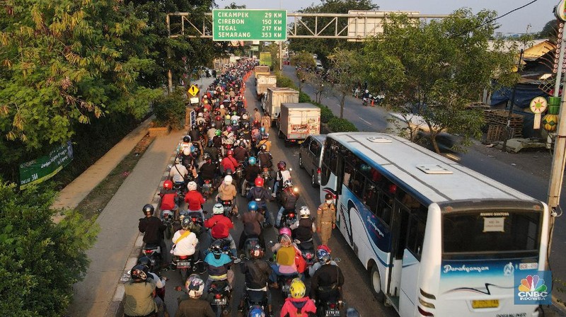 kemacetan di pos penyekatan, Jalur Pantura Kedung Waringin, perbatasan Kabupaten Bekasi-Karawang, Senin (10/5/2021).  Dari data yang didpat dari jam 8.00 wib hingga 15.00 wib sebayak 512 kendaraan yang telah diputar balik.  (CNBC Indonesia/Andrean Kristianto)
