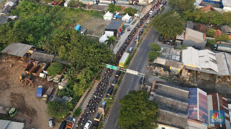 kemacetan di pos penyekatan, Jalur Pantura Kedung Waringin, perbatasan Kabupaten Bekasi-Karawang, Senin (10/5/2021).  Dari data yang didpat dari jam 8.00 wib hingga 15.00 wib sebayak 512 kendaraan yang telah diputar balik.  (CNBC Indonesia/Andrean Kristianto)