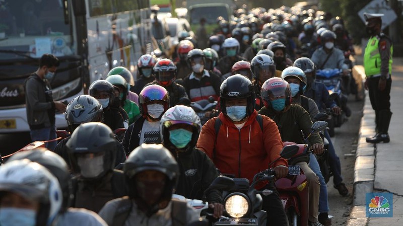kemacetan di pos penyekatan, Jalur Pantura Kedung Waringin, perbatasan Kabupaten Bekasi-Karawang, Senin (10/5/2021).  Dari data yang didpat dari jam 8.00 wib hingga 15.00 wib sebayak 512 kendaraan yang telah diputar balik.  (CNBC Indonesia/Andrean Kristianto)