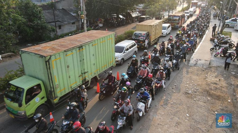 kemacetan di pos penyekatan, Jalur Pantura Kedung Waringin, perbatasan Kabupaten Bekasi-Karawang, Senin (10/5/2021).  Dari data yang didpat dari jam 8.00 wib hingga 15.00 wib sebayak 512 kendaraan yang telah diputar balik.  (CNBC Indonesia/Andrean Kristianto)