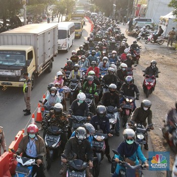 Penampakan Macet Parah di Pos Penyekatan Kedungwaringin