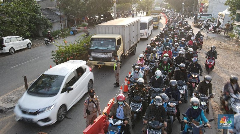 kemacetan di pos penyekatan, Jalur Pantura Kedung Waringin, perbatasan Kabupaten Bekasi-Karawang, Senin (10/5/2021).  Dari data yang didpat dari jam 8.00 wib hingga 15.00 wib sebayak 512 kendaraan yang telah diputar balik.  (CNBC Indonesia/Andrean Kristianto)