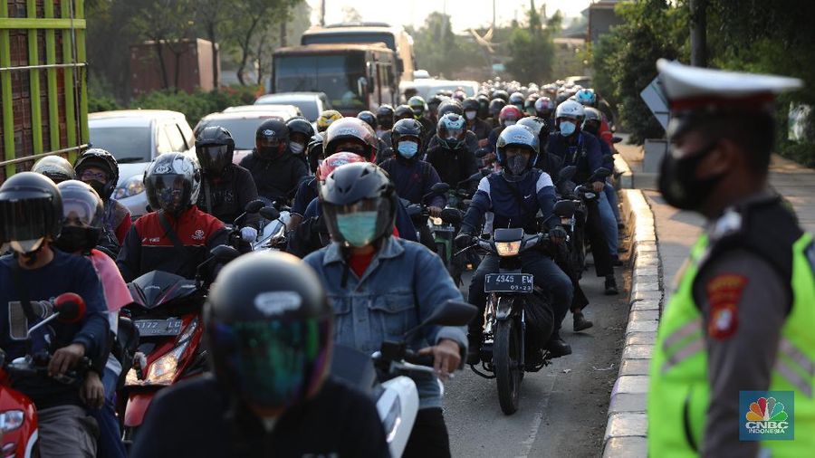 kemacetan di pos penyekatan, Jalur Pantura Kedung Waringin, perbatasan Kabupaten Bekasi-Karawang, Senin (10/5/2021).  Dari data yang didpat dari jam 8.00 wib hingga 15.00 wib sebayak 512 kendaraan yang telah diputar balik.  (CNBC Indonesia/Andrean Kristianto)