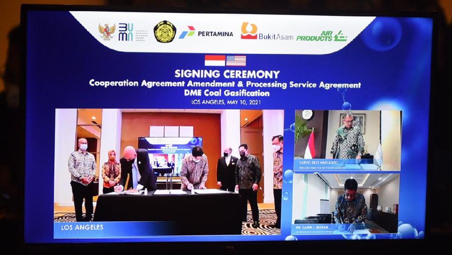 Menteri BUMN Erick Thohir bersama Direktur Utama Pertamina Nicke Widyawati dan President CEO Air Products and Chemical Mr.Seifi Gashemi berfoto bersama usai melakukan Penandatanganan Cooperation Agreement Amandement & Processing Service Agreement DME Coal Gasification Antara PT Pertamina Persero, PT Bukit Asam dan Air Products and Chemical.Inc yang dilakukan secara online pada Selasa (11/5).