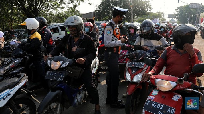 Petugas memeriksa dokumen pengendara motor di pos penyekatan, Jalur Pantura Kedungwaringin, perbatasan Kabupaten Bekasi-Karawang, Senin (10/5/2021). Dari data yang didpat dari jam 8.00 wib hingga 12.00 wib sebayak 415 kendaraan yang terdiri dari 342 kendaraan roda dua, 69 kendaraan roda empat, 2 travel dan 2 pickup telah di putar balik. (CNBC Indonesia/Andrean Kristianto) Petugas memeriksa dokumen pengendara motor di pos penyekatan, Jalur Pantura Kedungwaringin, perbatasan Kabupaten Bekasi-Karawang, Senin (10/5/2021). Dari data yang didpat dari jam 8.00 wib hingga 12.00 wib sebayak 415 kendaraan yang terdiri dari 342 kendaraan roda dua, 69 kendaraan roda empat, 2 travel dan 2 pickup telah di putar balik. (CNBC Indonesia/Andrean Kristianto)