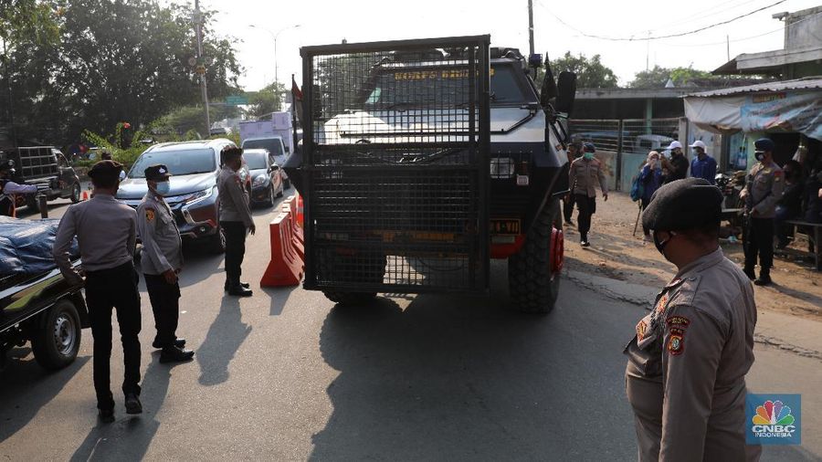 Petugas memeriksa dokumen pengendara motor di pos penyekatan, Jalur Pantura Kedungwaringin, perbatasan Kabupaten Bekasi-Karawang, Senin (10/5/2021).  Dari data yang didpat dari  jam 8.00 wib hingga 12.00 wib sebayak 415 kendaraan yang terdiri dari 342 kendaraan roda dua, 69 kendaraan roda empat, 2 travel dan 2 pickup telah di putar balik. (CNBC Indonesia/Andrean Kristianto)