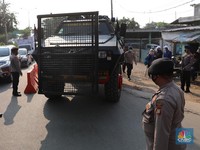 Brimob Bersenjata & Barracuda Kawal Penyekatan Kedungwaringin