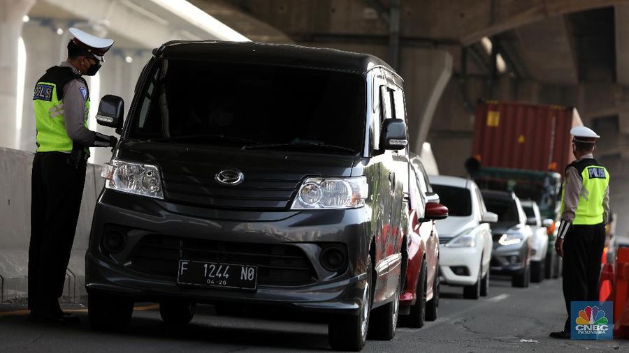 Sejumlah petugas Kepolisian memeriksa dokumen pengendara yang melintas di pos penyekatan pemudik Tol Cikarang Barat, Kabupaten Bekasi, Jawa Barat, Selasa (11/5/2021). Petugas gabungan memperketat pemeriksaan dokumen kendaraan yang melintasi pos penyekatan pemudik jelang H-2 perayaan Hari Raya Idul Fitri 1442 H guna memutus rantai penyebaran wabah COVID-19.  (CNBC Indonesia/Andrean Kristianto)