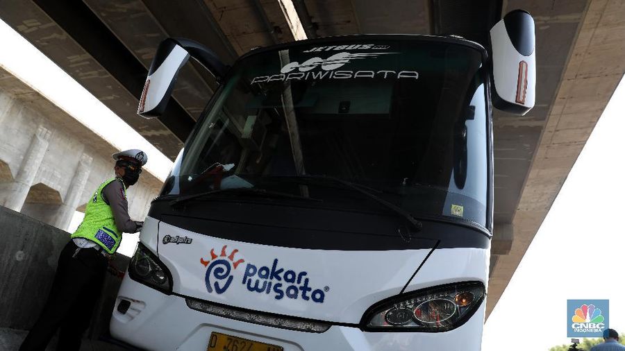 Sejumlah petugas Kepolisian memeriksa dokumen pengendara yang melintas di pos penyekatan pemudik Tol Cikarang Barat, Kabupaten Bekasi, Jawa Barat, Selasa (11/5/2021). Petugas gabungan memperketat pemeriksaan dokumen kendaraan yang melintasi pos penyekatan pemudik jelang H-2 perayaan Hari Raya Idul Fitri 1442 H guna memutus rantai penyebaran wabah COVID-19.  (CNBC Indonesia/Andrean Kristianto)