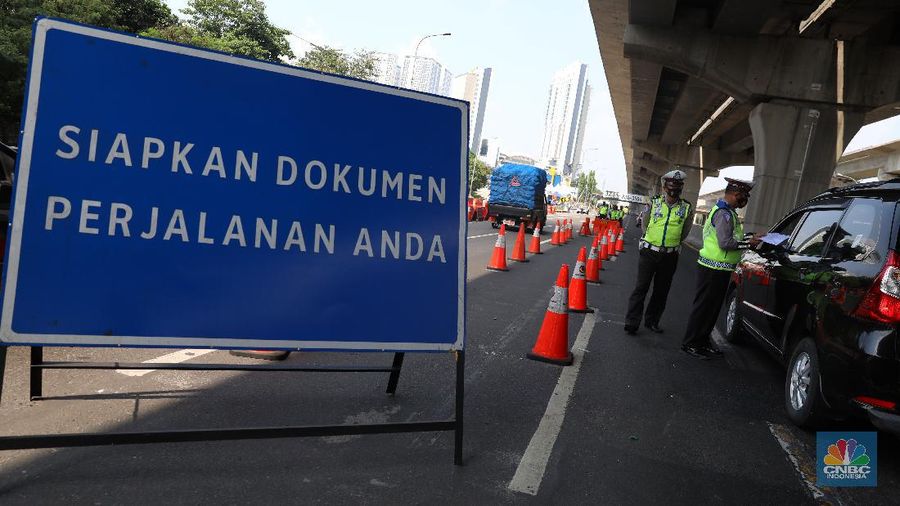 Sejumlah petugas Kepolisian memeriksa dokumen pengendara yang melintas di pos penyekatan pemudik Tol Cikarang Barat, Kabupaten Bekasi, Jawa Barat, Selasa (11/5/2021). Petugas gabungan memperketat pemeriksaan dokumen kendaraan yang melintasi pos penyekatan pemudik jelang H-2 perayaan Hari Raya Idul Fitri 1442 H guna memutus rantai penyebaran wabah COVID-19.  (CNBC Indonesia/Andrean Kristianto)