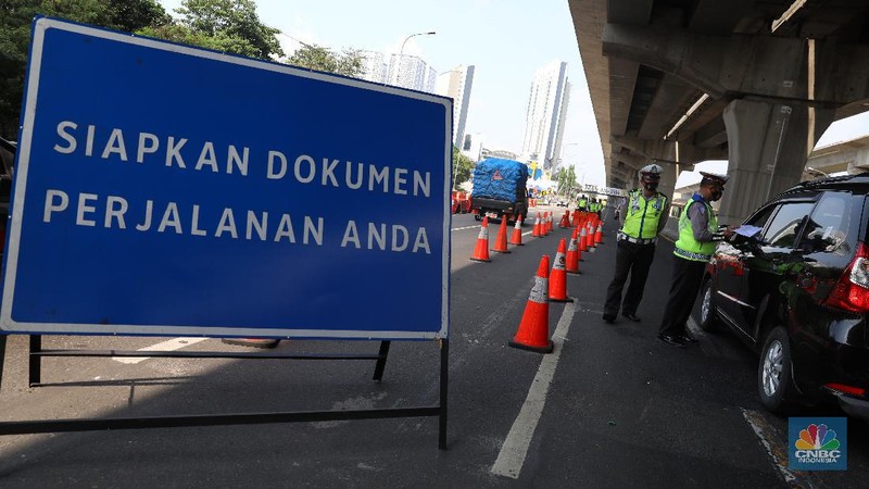 Sejumlah petugas Kepolisian memeriksa dokumen pengendara yang melintas di pos penyekatan pemudik Tol Cikarang Barat, Kabupaten Bekasi, Jawa Barat, Selasa (11/5/2021). Petugas gabungan memperketat pemeriksaan dokumen kendaraan yang melintasi pos penyekatan pemudik jelang H-2 perayaan Hari Raya Idul Fitri 1442 H guna memutus rantai penyebaran wabah COVID-19.  (CNBC Indonesia/Andrean Kristianto)