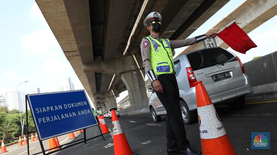 Sejumlah petugas Kepolisian memeriksa dokumen pengendara yang melintas di pos penyekatan pemudik Tol Cikarang Barat, Kabupaten Bekasi, Jawa Barat, Selasa (11/5/2021). Petugas gabungan memperketat pemeriksaan dokumen kendaraan yang melintasi pos penyekatan pemudik jelang H-2 perayaan Hari Raya Idul Fitri 1442 H guna memutus rantai penyebaran wabah COVID-19.  (CNBC Indonesia/Andrean Kristianto)