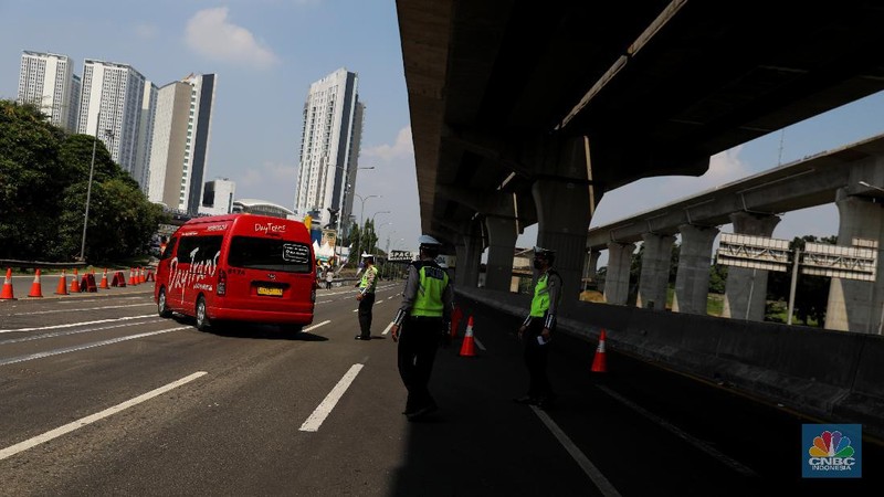 Sejumlah petugas Kepolisian memeriksa dokumen pengendara yang melintas di pos penyekatan pemudik Tol Cikarang Barat, Kabupaten Bekasi, Jawa Barat, Selasa (11/5/2021). Petugas gabungan memperketat pemeriksaan dokumen kendaraan yang melintasi pos penyekatan pemudik jelang H-2 perayaan Hari Raya Idul Fitri 1442 H guna memutus rantai penyebaran wabah COVID-19.  (CNBC Indonesia/Andrean Kristianto)