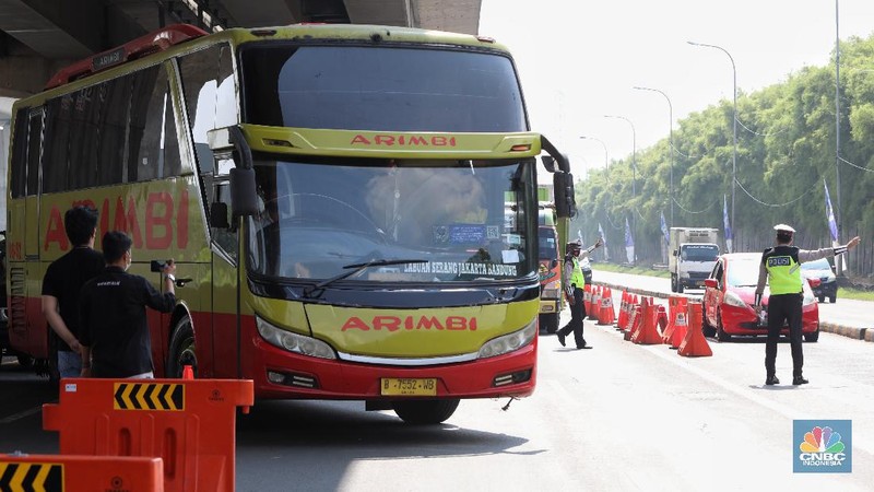 Sejumlah petugas Kepolisian memeriksa dokumen pengendara yang melintas di pos penyekatan pemudik Tol Cikarang Barat, Kabupaten Bekasi, Jawa Barat, Selasa (11/5/2021). Petugas gabungan memperketat pemeriksaan dokumen kendaraan yang melintasi pos penyekatan pemudik jelang H-2 perayaan Hari Raya Idul Fitri 1442 H guna memutus rantai penyebaran wabah COVID-19.  (CNBC Indonesia/Andrean Kristianto)