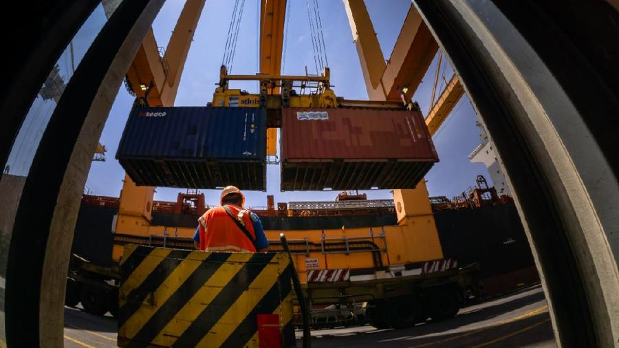 Pelindo III menyatakan bahwa pelabuhan yang dikelola perseroan akan beroperasi penuh selama masa libur lebaran tanggal 12 Mei 2021 hingga 16 Mei 2021.