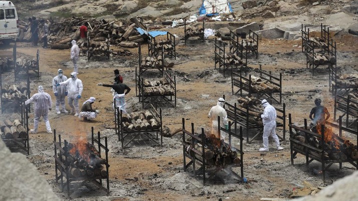 Kremasi Korban Covid di India Bodies of people who died of COVID-19 are cremated at an open crematorium on the outskirts of Bengaluru, Karnataka state, India, Wednesday, May 12, 2021. (AP Photo/Aijaz Rahi)