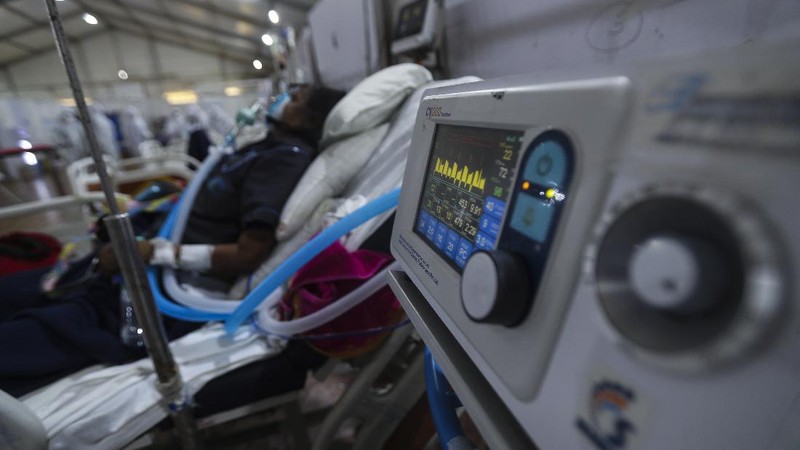 Susheela Singh, 72, whose oxygen level is low waits inside an ambulance outside a COVID-19 hospital that was set up at a Sikh Gurdwara in New Delhi, India, Monday, May 10, 2021. She was referred to a bigger hospital in the city. (AP Photo/Ishant Chauhan)