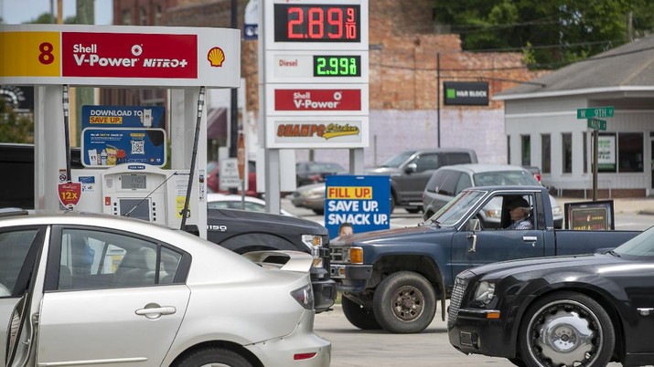 Customers wait in line to purchase fuel at the Duck-Thru in Scotland Neck, N.C., on Tuesday, May 11, 2021. The station was doing a brisk business on Tuesday as news of the cyberattack on the Colonial Pipeline spread fear of a gas shortage in rural North Carolina. (Robert Willett/The News & Observer via AP)