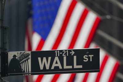 Bendera Amerika tergantung di luar Bursa Efek New York di New York FILE - In this Oct. 14, 2020 file photo, the American Flag hangs outside the New York Stock Exchange in New York.Stocks were posting strong gains in early trading Thursday, May 13, 2021, following three days of losses and the biggest one-day drop in the S&P 500 since February. (AP Photo/Frank Franklin II, File)