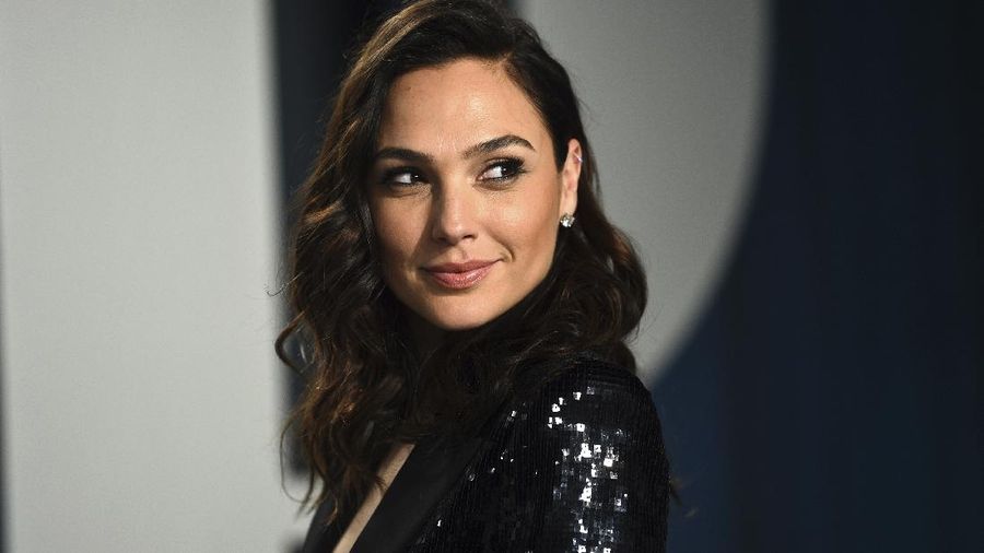 Gal Gadot arrives at the Vanity Fair Oscar Party on Sunday, Feb. 9, 2020, in Beverly Hills, Calif. (Photo by Evan Agostini/Invision/AP)