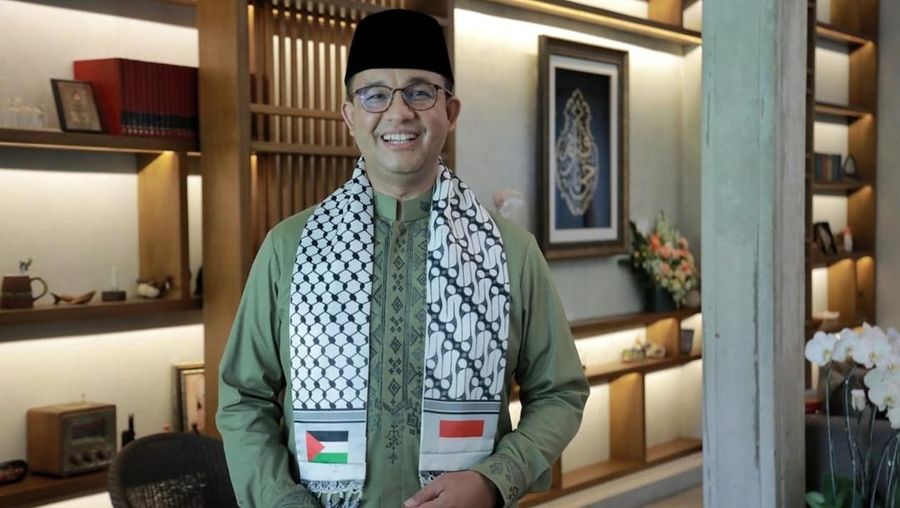 Gubernur Jakarta Anies Baswedan menunaikan salat Idul Fitri di rumahnya dengan mengenakan syal Palestina-Indonesia sebagai bentuk simpati terhadap negeri yang tengah dikecamuk konflik. (Tangkapan Layar Instagram @aniesbaswedan)