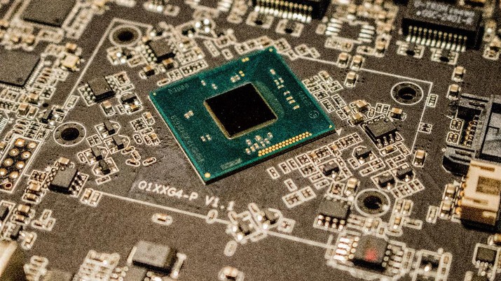 Ilustrasi Chip Komputer Ilustrasi Chip Komputer (Photo by Jeremy Waterhouse from Pexels)