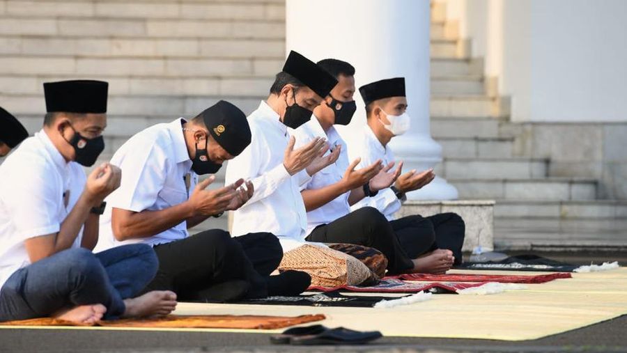 Presiden Joko Widodo dan Ibu Negara Iriana Joko Widodo, melaksanakan salat Idulfitri 1442 H di halaman Gedung Induk Istana Kepresidenan Bogor. ( Biro Pers Sekretariat Presiden/Lukas)