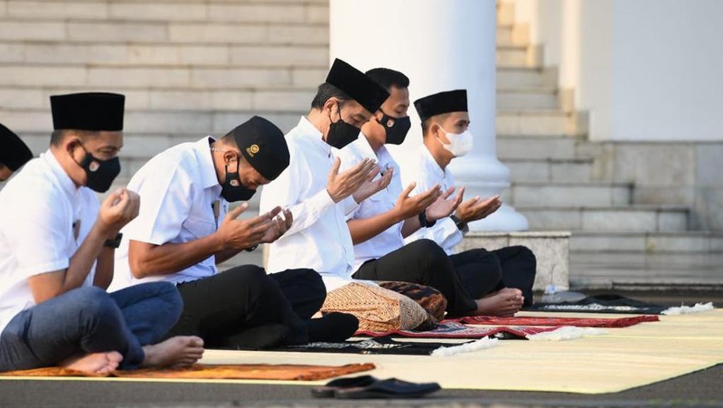 Presiden Joko Widodo dan Ibu Negara Iriana Joko Widodo, melaksanakan salat Idulfitri 1442 H di halaman Gedung Induk Istana Kepresidenan Bogor. ( Biro Pers Sekretariat Presiden/Lukas)