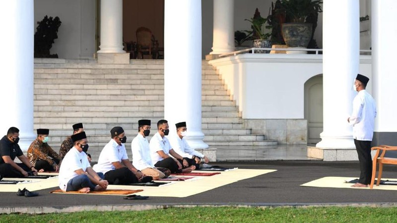 Presiden Joko Widodo dan Ibu Negara Iriana Joko Widodo, melaksanakan salat Idulfitri 1442 H di halaman Gedung Induk Istana Kepresidenan Bogor. ( Biro Pers Sekretariat Presiden/Lukas)