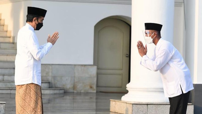Presiden Joko Widodo dan Ibu Negara Iriana Joko Widodo, melaksanakan salat Idulfitri 1442 H di halaman Gedung Induk Istana Kepresidenan Bogor. ( Biro Pers Sekretariat Presiden/Lukas)