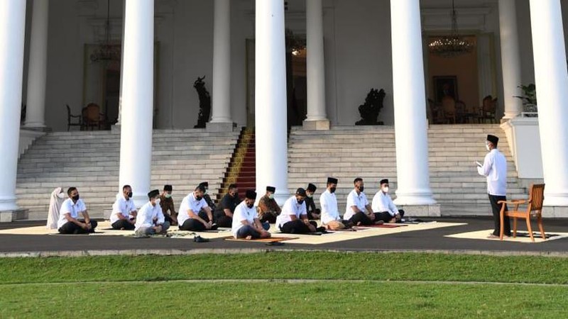 Presiden Joko Widodo dan Ibu Negara Iriana Joko Widodo, melaksanakan salat Idulfitri 1442 H di halaman Gedung Induk Istana Kepresidenan Bogor. ( Biro Pers Sekretariat Presiden/Lukas)